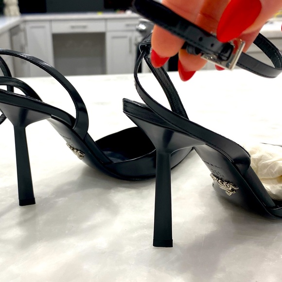 Prada
Prada Logo Plaque Pointed Toe Pumps - Picture 7 of 10